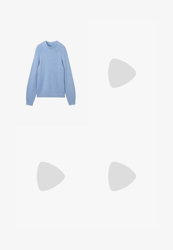 TOM TAILOR MIT STEHKRAGEN - Maglione - calm blue rib structure; Jeans neri svasati con una texture liscia, vita alta e una toppa con marchio sulla parte posteriore. Presentano un design a gamba larga e cuciture rinforzate.; Stivale alla caviglia nero in pelle liscia, con punta appuntita, tacco a blocco e cuciture raccolte distintive lungo il bordo superiore.; Clutch nera trapuntata con hardware dorato, abbinata a un vestito floreale blu. Il vestito presenta una trama liscia e una silhouette a lunghezza ginocchio. Sandali neri con cinturini.