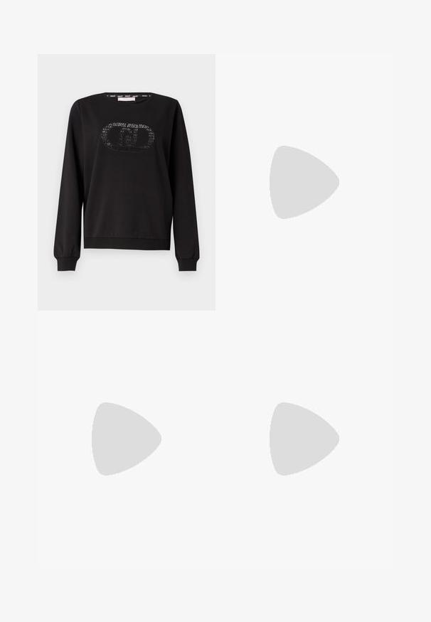 Crna dukserica od pamuka s dugim rukavima. Ima teksturirani logo na sredini i okrugli izrez. Glatka tekstura tkanine.; Nabrana bijela suknja s crnim elastičnim pojasom na kojem se nalazi logo "LACOSTE". Srednje dugačak dizajn s mekim teksturom.; Bijele kožne tenisice s debelim bijelim potplatom, crnim zamšastim akcentom na peti i ugraviranim logom sa strane. Dizajn s vezicama i šest rupa za vezivanje.; Crne oversize sunčane naočale geometrijskog oblika, s tamnim staklima i kontrastnom sivom dekoracijom na okviru. Logo na dršci.