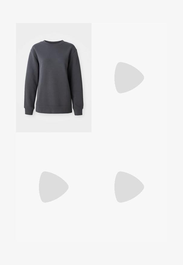Sweatshirt cinza feito de tecido texturizado, com gola redonda, mangas longas e punhos e bainha canelados, com um corte descontraído.; T-shirt preto de mangas longas, feito de algodão, com decote redondo. Apresenta um pequeno logótipo branco na área esquerda do peito. Design simples e ajuste confortável.; Calças cargo pretas em nylon com fechos de correr removíveis, punhos ajustáveis, múltiplos bolsos e um logótipo na perna direita. Textura suave e leve.; Sapatilha atlética beige e creme com parte superior em malha texturizada, sobreposições de suporte e sola de borracha com um padrão de cravo para tração.