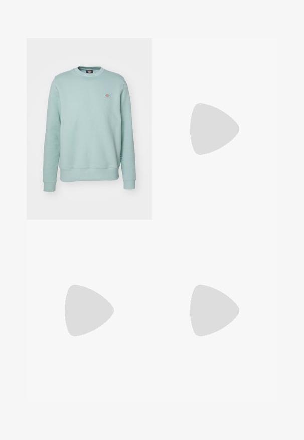 Dickies OAKPORT - Felpa - blue surf; T-shirt bianca in cotone con scollatura rotonda, maniche corte e un piccolo logo nero "W.W." sul lato sinistro del petto. Tessuto liscio, vestibilità regolare.; Pantaloni utility in cotone marrone con design a gamba dritta, dotati di tasche anteriori e dettagli in metallo per una maggiore durata.; Sneakers neri in tela con punte e lacci bianchi in gomma. Le cuciture a contrasto e i fori in metallo aggiungono dettagli. Indossati con pantaloni beige e un tessuto nero.