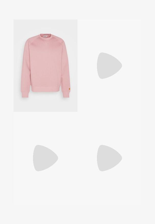 Carhartt WIP CHASE - Sportska majica - glassy pink / gold; Bijela pamučna majica s okruglim izrezom, kratkim rukavima i malim crnim logotipom "W.W." na lijevoj strani prsnog koša. Glatka tekstura, regularni kroj.; Smeđe pamučne radne hlače ravnog kroja, s prednjim džepovima i metalnim detaljima za dodatnu izdržljivost.; Crne platnene tenisice s bijelim gumastim vrhovima i vezicama. Kontrastni šavovi i metalne rupice dodaju detalj. Nosive s bež hlačama i crnim materijalom.