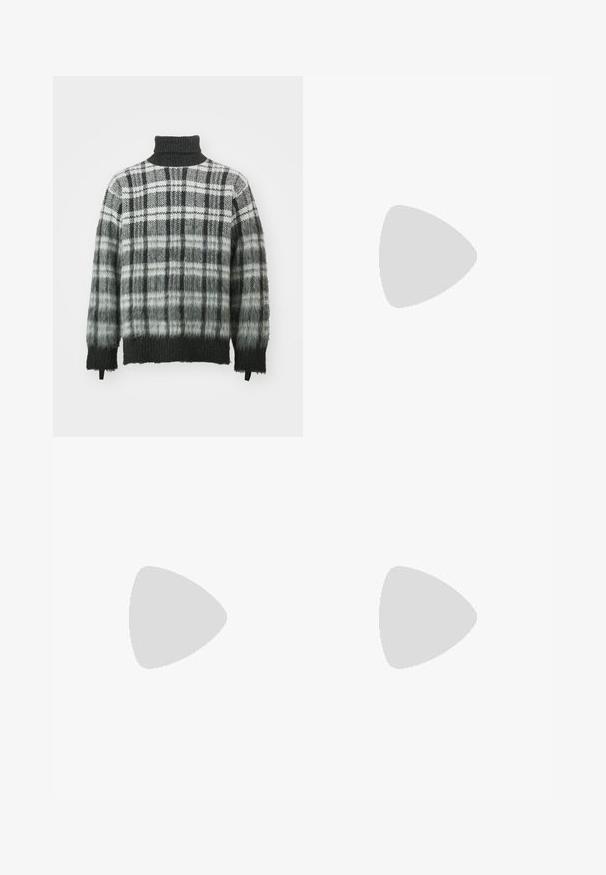 Grau und schwarz karierter Rollkragenpullover mit einer weichen, strukturierten Oberfläche. Lockerer Schnitt und gerippte Bündchen. Allmählicher Farbverlauf am Saum.; Schwarzes Baumwoll-T-Shirt mit Rundhalsausschnitt, kurzen Ärmeln und einem rechteckigen weißen Etikett mit Zahlen und einem grafischen Design.; Schwarze maßgeschneiderte Hosen aus glattem Stoff, mit geradem Schnitt und einem Bund mit rechteckiger Schnalle. Auffällige Frontfalten betonen das Design.; Schwarzer Leder-Schlüpfschuh mit runder Spitze, niedrigem Blockabsatz und einem vorderen Riemen. Glatte Textur mit dezentem Logo-Detail am Riemen.