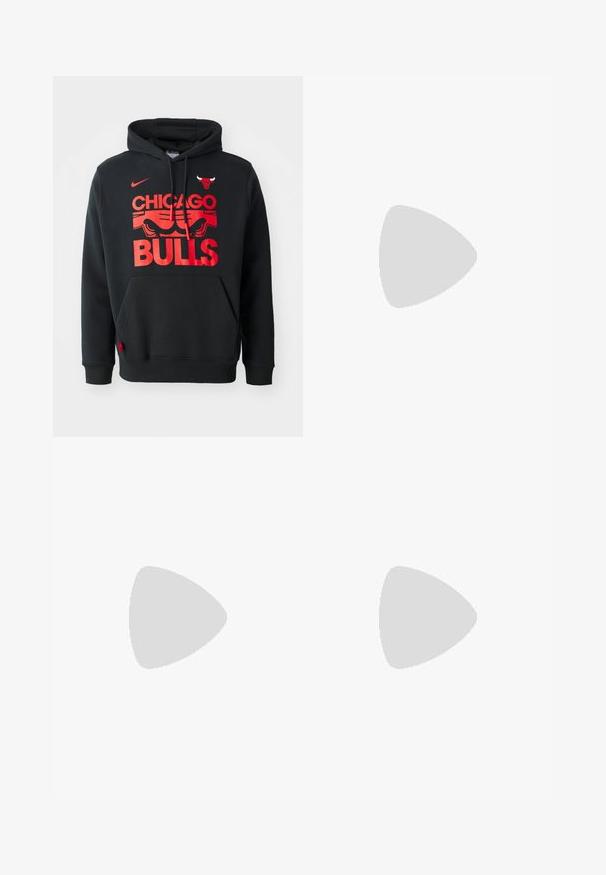 Felpa nera con cappuccio e tasca a marsupio, caratterizzata da una grande grafica rossa "CHICAGO BULLS" e logo. Realizzata in morbido tessuto con cappuccio regolabile.; Pantaloni shorts in denim beige con una vestibilità dritta, chiusura anteriore con bottone e quattro tasche. Il tessuto ha una consistenza liscia e dettagli di cucitura minimal.; Sneaker nere Nike Air Force 1 con tomaia in pelle, linguetta in mesh e suola in gomma, con un design high-top e lacci spessi.; Collana in oro con grandi anelli intrecciati, caratterizzata da un dettaglio pendente circolare al centro con un emblema in rilievo.