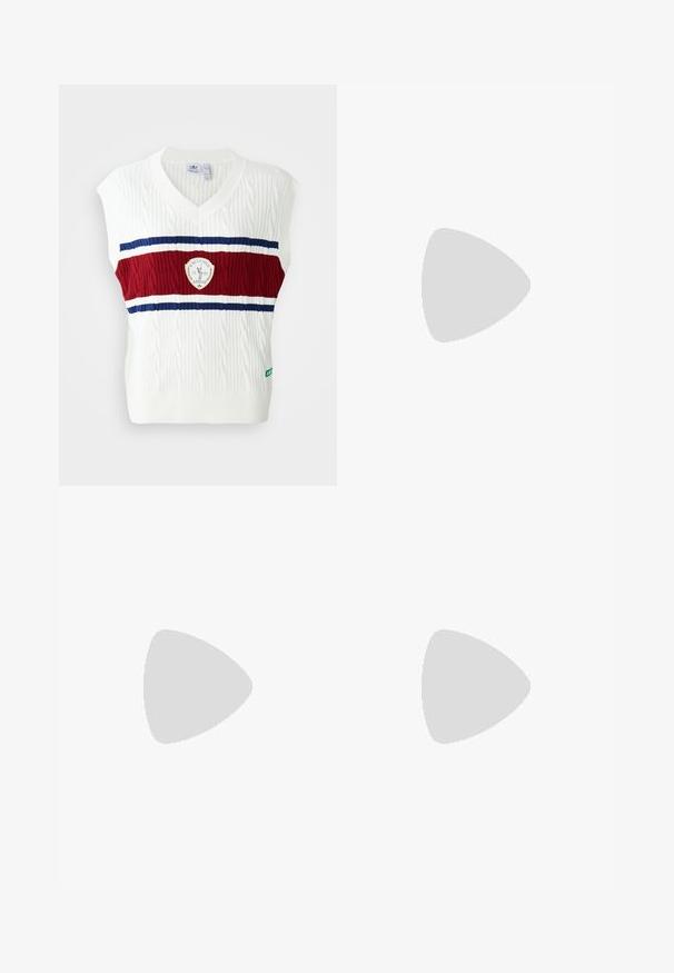 Fehér ujjatlan felső, kábelmintás textúrával, piros és kék csíkkal és kör alakú logóval. Bordázott nyak és szegély.; Fehér, bő szárú farmernadrág. Gombos záródással, elülső és hátsó zsebekkel, valamint steppelt varrásokkal rendelkezik. Simas textura, minimális díszítéssel.; Fehér bőr felsőrészes sportcipő, szürke velúrból készült orral és három fekete csíkkal. Jellemzője a kék logó a nyelvén és egy texturált gumitalp.; Rózsaszín bőrtáska strukturált formával, fényes csattal és egy állítható pánttal. Textúrált felület aranyszínű fémrészekkel.