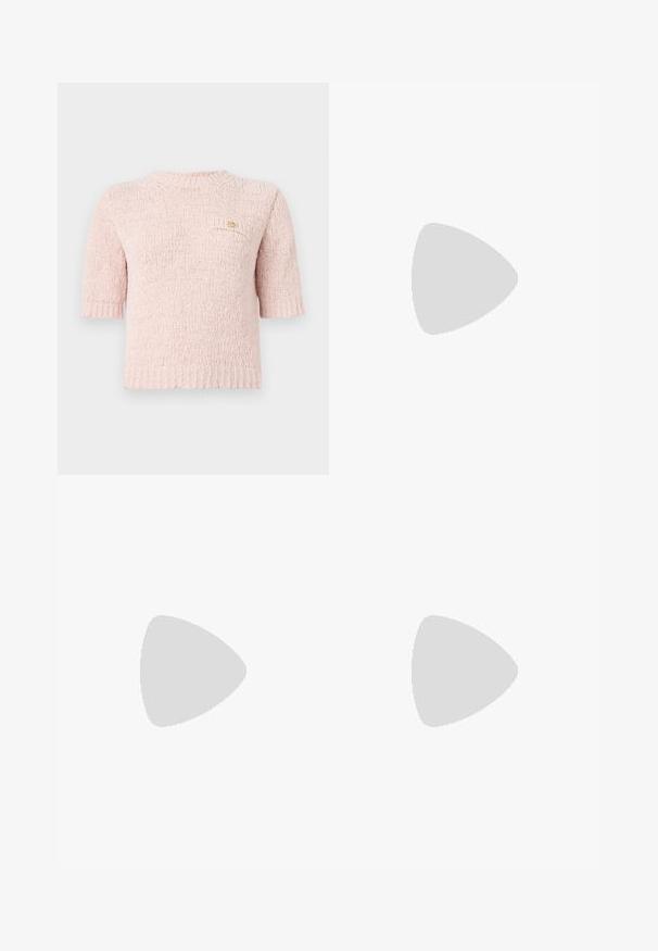 Pull en tricot rose court avec un col rond, des manches courtes et une petite poche plaquée avec un détail de logo doré.; Pantalon noir ajusté avec une coupe droite, présentant une texture lisse et des plis nets sur le devant. Aucune quincaillerie visible.; Talons hauts en cuir noir avec un bout pointu, dotés d'un talon fin et d'un accent en ton or sur la lanière réglable. Texture lisse.; Sac à main en cuir noir avec un design structuré, featuring une forme cropped, une poignée supérieure et des accents en matériel doré. Bandoulière réglable incluse.