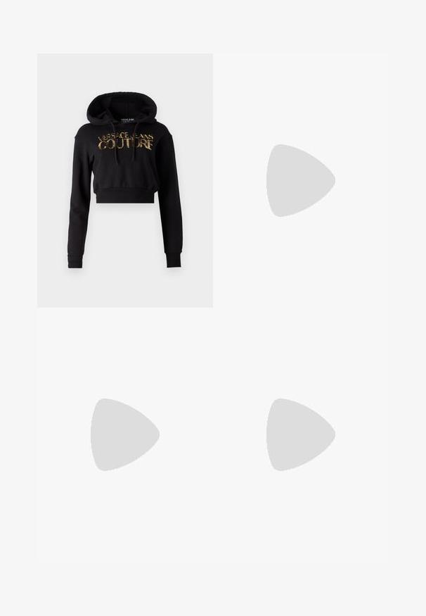 Zwarte cropped hoodie van zacht materiaal met een gevoerde capuchon, lange mouwen en gouden tekst "VERSACE JEANS COUTURE" op de voorkant.; Zwarte flared broeken van een soepele stof, met inkepingen aan de onderkant die zijn vastgemaakt met strikjes voor extra detail.; Zwarte patenten leren slingback hak met een puntige neus, met een uitsnijding en een elastische band met het merknamen erop.; Zwarte cat-eye zonnebril met donkere lenzen, voorzien van gouden geometrische accenten op de veren en een strakke matte afwerking.