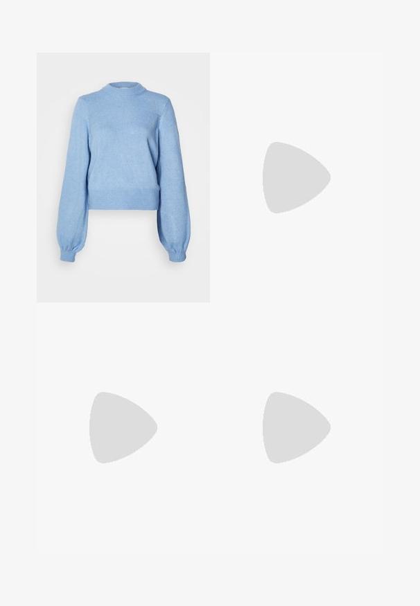 Lyseblå cropped genser med lange ballongsleeves, rund halslinje, og ribbede mansjetter og kant laget av strukturert stoff.; Grå denim vide bukser med snor i taljen, forlommer og subtil fading, med synlige søm langs sømmene.; Sorte patentlær Mary Jane-sko med spiss tå, justerbar stropp og blokkhæl, med en glansfull overflate og minimalistisk design.; Svart lærveske med en buet form, avtagbar stropp og gullbeslag. Vesken har et klaff med spenne-detall.
