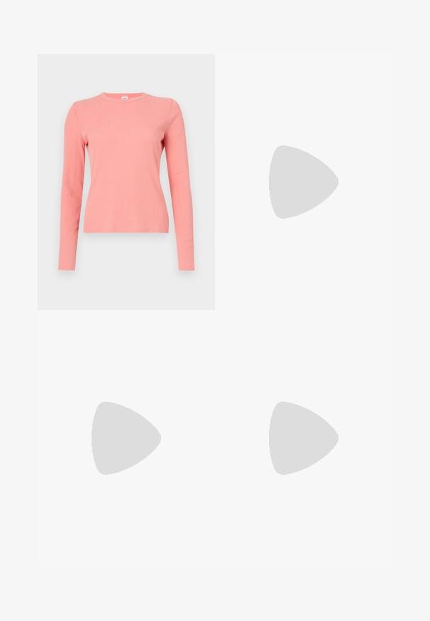 Maglietta a maniche lunghe in maglia a coste di un morbido corallo. Presenta un collo rotondo e una silhouette aderente, con una texture liscia e un design minimalista.; Jeans a gamba larga in denim blu scuro. Presentano cinque tasche, passanti per cintura e un orlo grezzo in fondo con dettagli di cucitura visibili.; Pump in pelle nera con punta affusolata, cinturino alla caviglia e tacco spesso. Texture piatta, design elegante ed estetica minimalista.; Borsa tote in pelle nera con texture liscia, forma rettangolare e due manici lunghi. Nessun hardware o decorazione visibile.