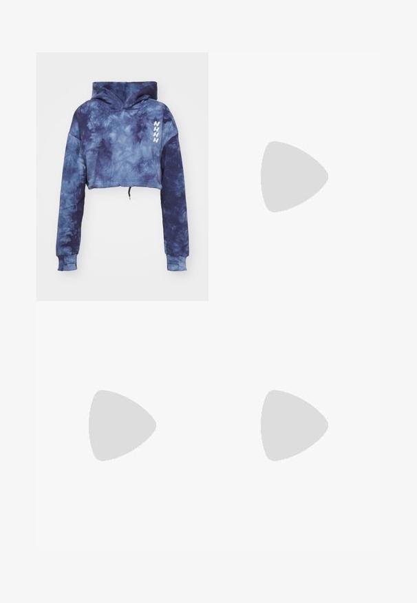 Nebbia RE-FRESH - Džemperis ar kapuci - blue; Melna sporta t-kreklu ar gludu audumu, ar mezglošanas priekšpusi un mazu baltu Nike logotipu uz krūšu daļas.; Melnas legingi, izgatavoti no gludas, elastīgas auduma. Augsts jostasvieta bez redzamām rakstiem vai akcentiem. Cieši pieguļ no jostas līdz potītēm.; Melnas Nike skriešanas kurpes ar elpojošu acs augšdaļu, baltu Swoosh logotipu, strukturētu apdari un krēmkrāsas ZoomX starpsole.