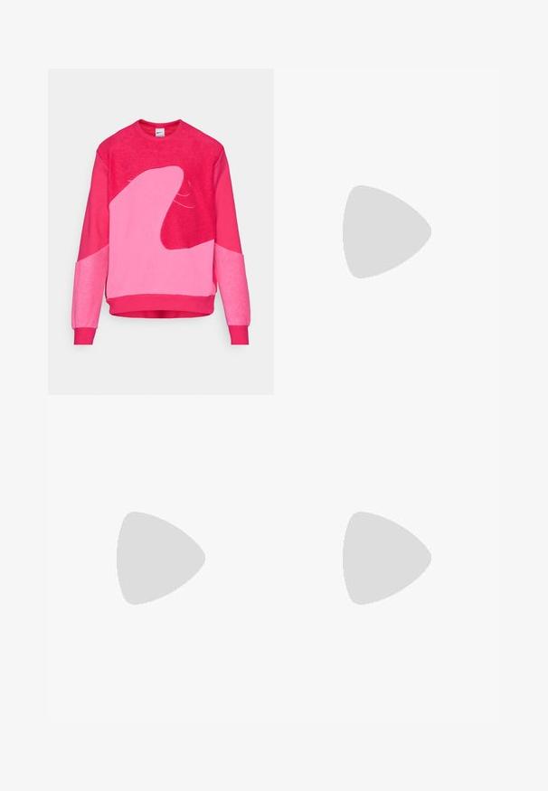 Felpa in pile di tonalità rosa vivaci, con forme astratte di un rosa più chiaro, polsini e orlo a costine, e colletto rotondo.; Pantaloni da jogging neri con vita elasticizzata, dalla vestibilità morbida, caviglie a costina, texture liscia e senza motivi visibili o dettagli in metallo.; Sneaker Nike Air Max 90 bianco con tomaia in mesh e pelle, punta forata e un'unità air visibile nel tallone.; Occhiali da sole neri con finitura opaca, lenti rettangolari, leggero curvatura sulle tempie, dettaglio logo discreto e lenti color fumo.