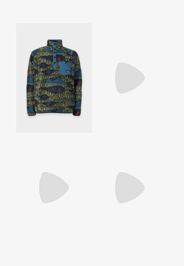 KAVU TEANNAWAY - Suéter de forro polar - multi coloured; Camiseta blanca de manga larga hecha de algodón. Diseño de cuello redondo con puños acanalados y un pequeño logo en la manga izquierda. Textura suave.; Pantalones de algodón negros acampanados con una cinturilla tradicional, un solo botón frontal y bolsillos a los lados y en la parte posterior. Textura suave.; Zapatillas de deporte de cuero blanco con detalles en gris, que cuentan con una caja de puntera perforada, cordones planos y una suela con patrón. Logo de New Balance en el lateral.