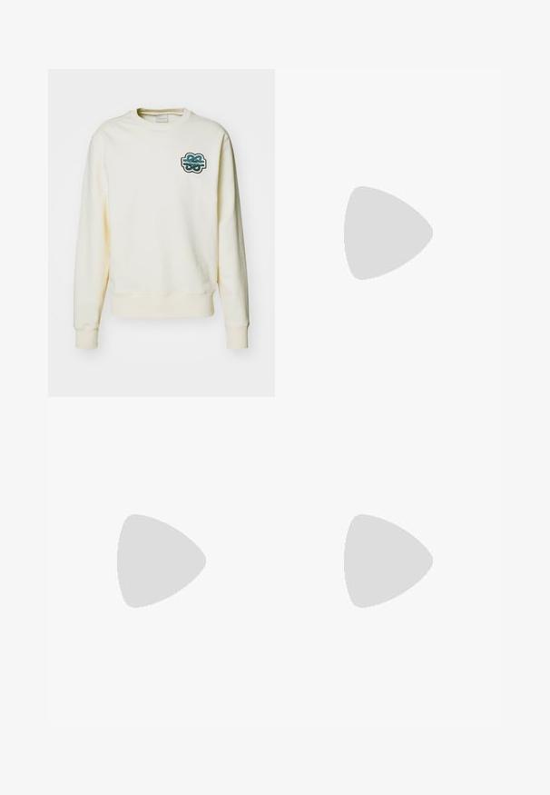 Filling Pieces GOWTU - Felpa - white; Shorts di denim azzurro chiaro con taglio dritto, vita alta e orlo sfilacciato. Presenta cinque tasche e una chiusura con bottone sul davanti.; Mocassini neri in pelle con una texture liscia, punta arrotondata e una striscia decorativa sulla tomaia. Tacco basso impilato, design minimalista.; WANT Les Essentiels ARCH CROSSBODY UNISEX - Borsa a tracolla - black