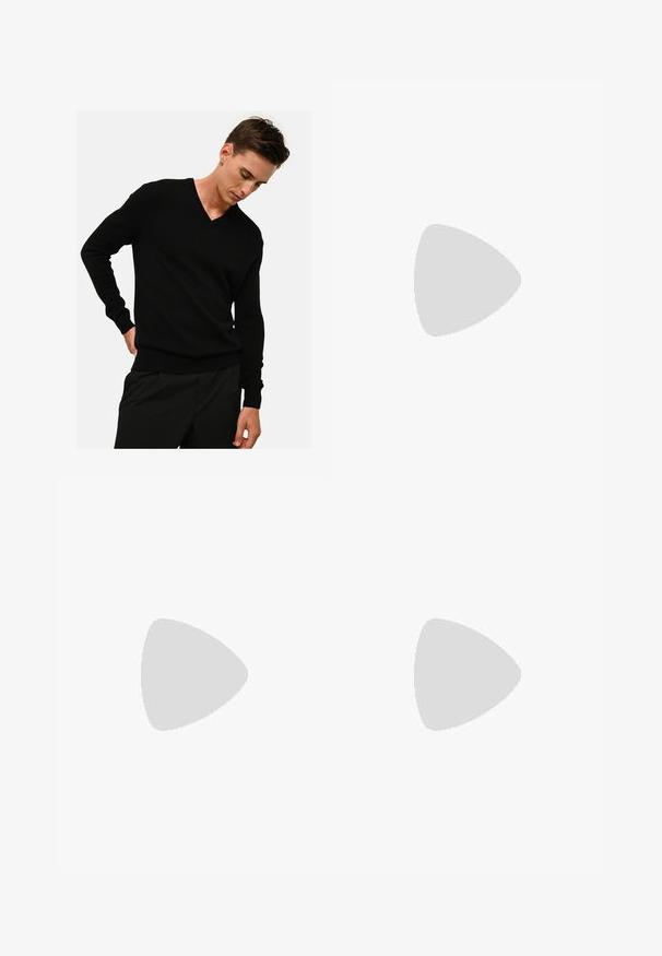 Svart V-ringad tröja gjord av mjukt stickat material med långa ärmar och ribbade muddar och nederkant. Enkel, figursydd design utan mönster.; Svarta sweatpants med elastisk midja, muddar vid anklarna och en liten vit Nike-logotyp på vänster sida. Tillverkade av ett mjukt strukturerat material.; Svart sportskor med övre del i texturerad tyg, vit Nike-swoosh och tjock vit sula. Har en dragflik på hälen för enkel påtagning.; Svarta plastsolglasögon med gröna linser, fyrkantiga bågar, silverdetalj på ögonbrynet och texturerade skalmar. Angiven märkning på den inre skalmen.