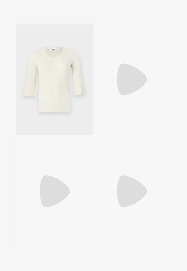 Rippentop in heller Creme mit langen Ärmeln, Rundhalsausschnitt und ausgestellten Ärmeln. Aus einem strukturierten Stoff mit weichem Finish und minimalistischer Gestaltung.; Helle blaue weit geschnittene Jeans aus Denim, mit hoher Taille, geradem Schnitt und kontrastierenden Nähten entlang der Nähte.; Helles blaues Lackleder-Mule mit spitzem Zehenbereich, niedrigem transparentem Absatz und einem eleganten Design, das einen Ausschnitt im Vorderblatt aufweist.; Grüne Lederhandtasche mit geraffter Struktur, goldener Kettendetail und Zugverschluss. Verfügt über eine minimalistische goldene Hardware-Akzent.