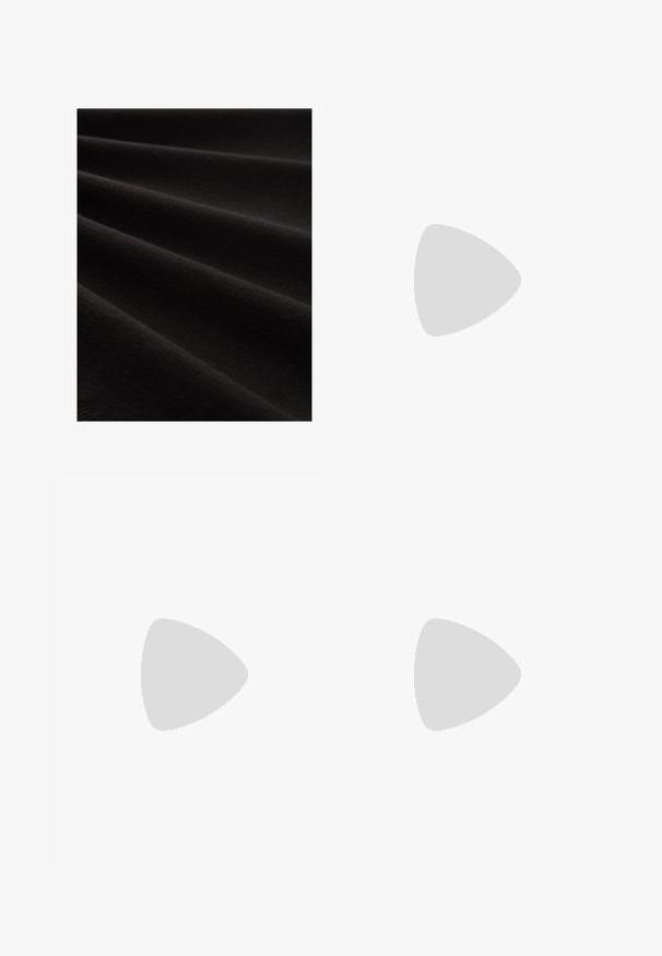 Schwarzer Stoff mit glatter Textur, dargestellt in Falten, zeigt einen dezenten Glanz und ein feinmaschiges Muster, das sein weiches Aussehen betont.; Hellblaue Jeanshosen mit lockerem Schnitt, Knopfverschluss, frontalen Taschen und umgeschlagenem Saum, ausgestattet mit einem klassischen Fünf-Taschen-Design.; Braune Leder-Ankle-Boots mit Metallösen, weißem Kunstfellfutter, schwarzem gepolstertem Kragen, robustem Sohlenprofil und geprägtem Logo an der Seite.; Schwarze, quadratische Sonnenbrillen mit grauen Gläsern. Dicke Kunststoffrahmen verfügen über goldene Akzente und Branding an den Schläfen. Glatte Textur.