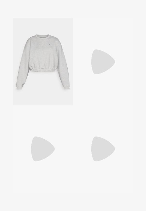 Gaiši pelēks īss krekls ar ribotu apakšmalu, nokareniem pleciem un mazu melnu Puma logotipu uz krūšu. Mīksta auduma tekstūra.; Melnā īsā krekla augšdaļa, izgatavota no gludas auduma, ar apaļu dekoltē, īsām piedurknēm un PUMA logo baltā krāsā uz apakšmalas.; Melni sporta legingi, izgatavoti no elastīgas auduma, ar augstu jostasvietu, sānu kabatām un mazu atstarojošu logotipu uz kreisā augšstilba.; Melna sporta kurpe ar teksturētu augšējo daļu, elastīgām siksnām un biezu baltu vidusdaļu. Ievietots pelēks akcenta elements gar zoli.