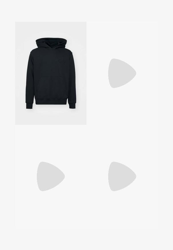 Sort hættetrøje lavet af blødt stof med en kangaroo-lomme, ribbede manchetter og kant. Inkluderer et præget logo på brystområdet.; Lyseblå denimjeans med straight leg-design, der har en mid-rise talje, fem lommer og en lukning med knap og lynlås.; Sort læderloafer med en frynsedetalje, der har en kraftig sort sål og gul syninger langs kanten. Teksturert overflade.; Tre-lags sølvmetal halskæde med slanke, flexible kæder med en let glans, sikret med en hummerlås og justerbar kæde.