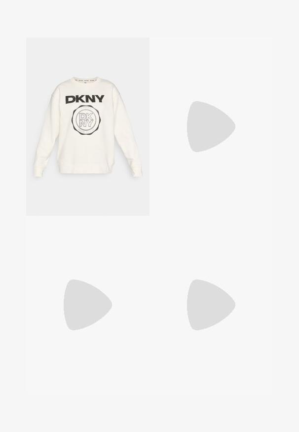 Bela majica s kapuco z mugastim črnim logotipom DKNY v krepkem besedilu in okrogli zasnovi. Ima ribbed manšete in spodnji rob ter mehak, teksturiran material.; Temno modri kavbojasti hlače z ohlapnim krojem, svetlimi šivi, petimi žepi in gumbom za zapiranje na pasu.; Bele odprte visoke petke z gladko površino, minimalističnim oblikovanjem in vitko peto, ki ima subtilen rjav odtenek na podplatu.; Zelena usnjena torbica z gladko teksturo, ukrivljeno obliko in pletenim ročajem. Ima zadrgo in nastavljiv trak.