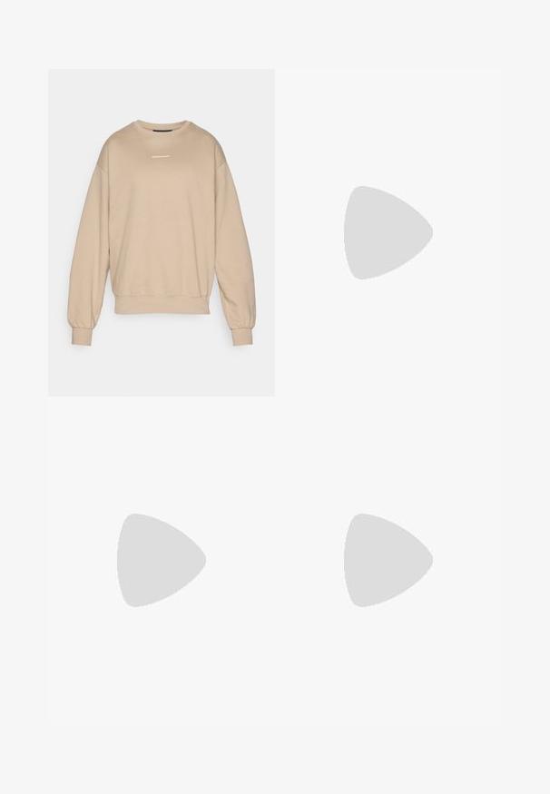 Beige sweatshirt van zachte stof, met een ronde hals, ribgebreide boorden en een klein wit logo op de borst. Gestructureerde en relaxed fit.; Linnen hoofddeksel in off-white, cilindrische vorm met een doorschijnende, vloeiende sjaal die over de bovenkant valt, met een zachte, transparante textuur.; Rode leren open teen sliders met een verzameld, geplooid ontwerp en een decoratieve strik. Heeft een stiletto hak en een gladde afwerking.; Tortoiseshell zonnebril met een ronde, stevige montuur en bruine lenzen. Heeft subtiele patronen en rechte, taps toelopende veren.; Rode glanzende leren handtas met een driehoekige vorm, brede opening aan de bovenkant en een enkele gebogen handgreep. Gladde textuur met minimale stikseldetails.