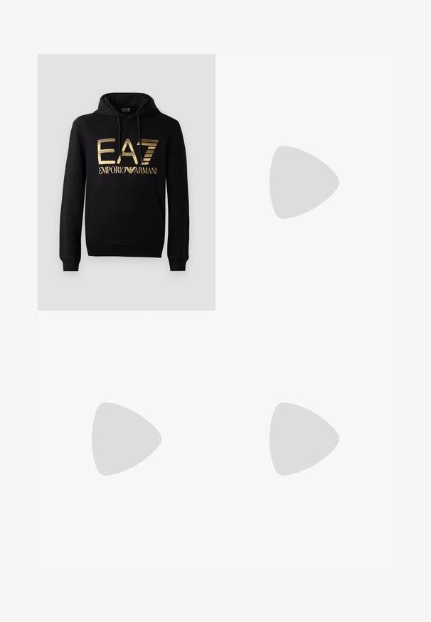 Moletom preto com o logótipo dourado da EA7 e o texto "EMPORIO ARMANI" na frente. Inclui um bolso canguru frontal e capuz com cordão.; T-shirt preta feita de algodão, com decote redondo e mangas curtas. Logótipo bordado "EA7 EMPORIO ARMANI" em branco na frente.; Calças de treino pretas feitas de um tecido suave, com uma cintura elástica e punhos, e um logotipo em contraste impresso na lateral.; Sapatilha branca com um cabedal em couro liso e de perfil baixo. Apresenta um bico redondo, seis ilhoses e uma sola de borracha texturizada.