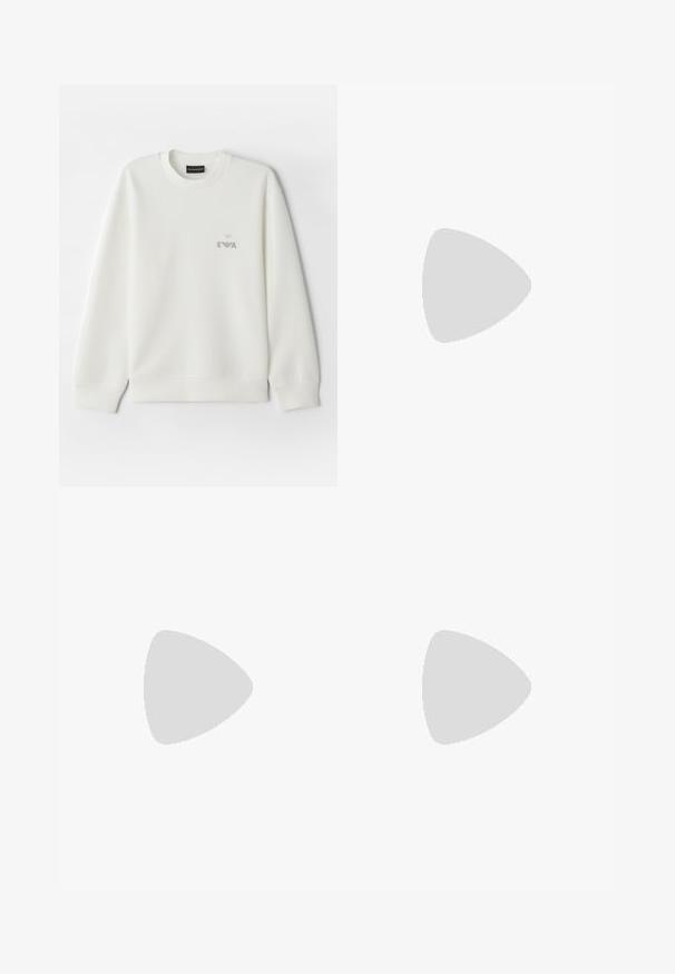 Vit sweatshirt i mjukt material. Har rundad halsringning och långa ärmar. En liten grå broderad logotyp är placerad på bröstet.; Mörkblå ribbad kortärmad t-shirt med rund hals, med en diskret logotyp längst ner till höger. Mjuk textur, avslappnad passform.; Ljusblå rakbenade jeans med en klassisk femficksdesign, tillverkade av denim. Har en knäppning och sydd detaljer längs sömmarna.; Vita lädersneaker med rund tå, platta snören och en krämfärgad gummisula. Har diskret varumärkesprofilering i guld och en mjuk yta.