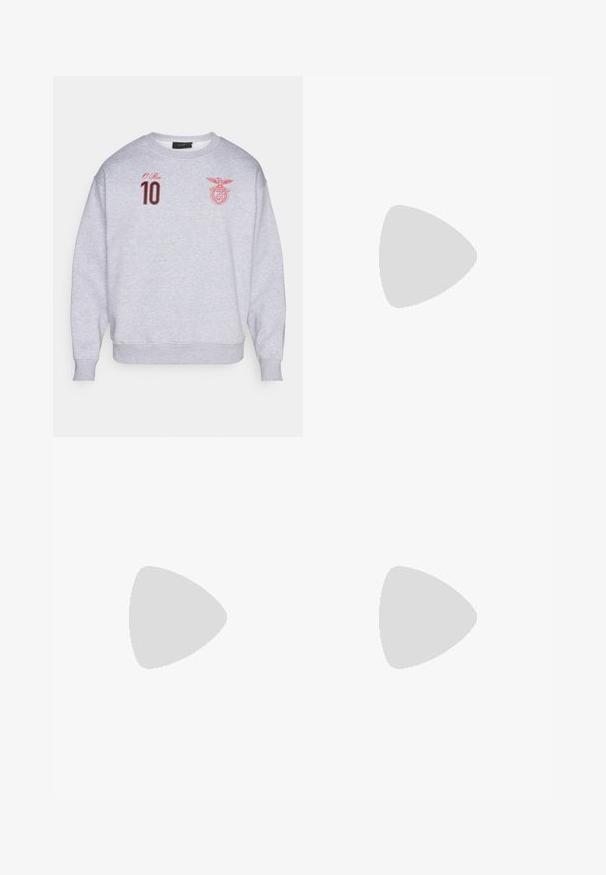 Sudadera gris con escote redondo, mangas largas y detalles bordados en rojo, incluyendo el número 10 y un logo. Tejido suave.; Jean de mezclilla azul claro con diseño de pierna recta, con una cintura de altura media, cinco bolsillos y un cierre de botón y cremallera.; Mocasín de cuero negro con un acento de borlas, que presenta una suela gruesa negra y costuras amarillas a lo largo del borde. Acabado texturizado.; Collar de metal plateado de tres capas que presenta cadenas flexibles y elegantes con un ligero brillo, asegurado con un cierre de langosta y cadena ajustable.