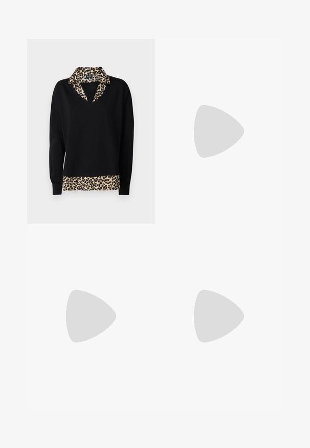Schwarzer Langarm-Sweatshirt mit V-Ausschnitt, ausgestattet mit einem Leopardenmuster als Unterlage am Kragen und Saum für zusätzliche Details.; Schwarze weit geschnittene Hose mit elastischem Bund. Hergestellt aus einem strukturierten Material, mit lockerer Passform und geradem Schnitt von der Hüfte bis zum Saum.; Schwarze Sandale mit Riemchen, quadratischer Zehenform und niedrigem Blockabsatz. Verfügt über mehrere dünne Riemen und einen verstellbaren Knöchelriemen. Hergestellt aus glattem Leder.; Schwarze Leder-Crossbody-Tasche mit glatter Textur, rechteckiger Form und metallic-kettendetail auf der Vorderseite. Verstellbarer Gurt inklusive.