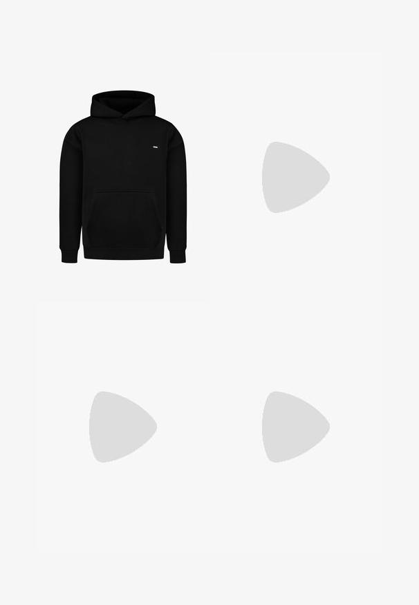 Zwart hoodie met voorste buidelzak en een klein wit logo op de linkerborst, geribbelde manchetten en zoom.; Witte katoenen t-shirt met korte mouwen, ronde hals, relaxte pasvorm en zonder zichtbare logo's of patronen. Gladde textuur en minimalistisch ontwerp.; Hoge taille, losvallende jeans van vervaagd zwart denim. Beschikt over vijf zakken, riemlussen en een schone, rechte broekspijp ontwerp.; Grijze en witte sneaker met een bovenwerk van suede en leer, ronde neus, platte veters en een rubberen zool met een gumaccent.