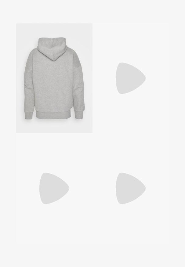 Grauer Hoodie mit einer enganliegenden Kapuze, weiten Ärmeln und geripptem Saum. Weicher, strukturierter Stoff ohne sichtbare Muster oder Hardware-Details.; Weiße Baumwoll-T-Shirt mit kurzen Ärmeln, rundem Ausschnitt, lockerer Passform und ohne sichtbare Logos oder Muster. Glatte Textur und minimalistisches Design.; Schwarze Jogginghosen aus weichem Stoff, mit einem elastischen Taillenbund und Kordelzug, gerippten Bündchen und einem kleinen Logo am linken Oberschenkel.; Weiße Leder-Sneaker mit Perforationen, runder Zehenpartie, flacher Sohle und dicken Schnürsenkeln, mit sichtbar eingesticktem Swoosh-Logo und "AIR" an der Ferse.