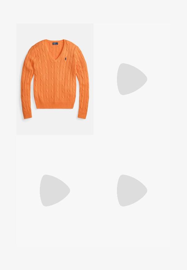 Orange kabelstickad tröja med V-ringning och ribbade muddar och fåll. Har en liten logga på vänster bröst. Tillverkad av mjukt stickat material.; Vit långärmad skjorta, i bomullsmaterial, med rund halsringning, prydd med en liten marinblå logotyp på vänster bröst. Enkel design, normal passform.; Blå denimjeans med medelhög midja, fem fickor och en trasig reva på högra knäet.; Vita lädersneakers med en slät yta, marinblå detaljer och en liten logotyp på sidan. Har platta snören och mönstrad gummisula.
