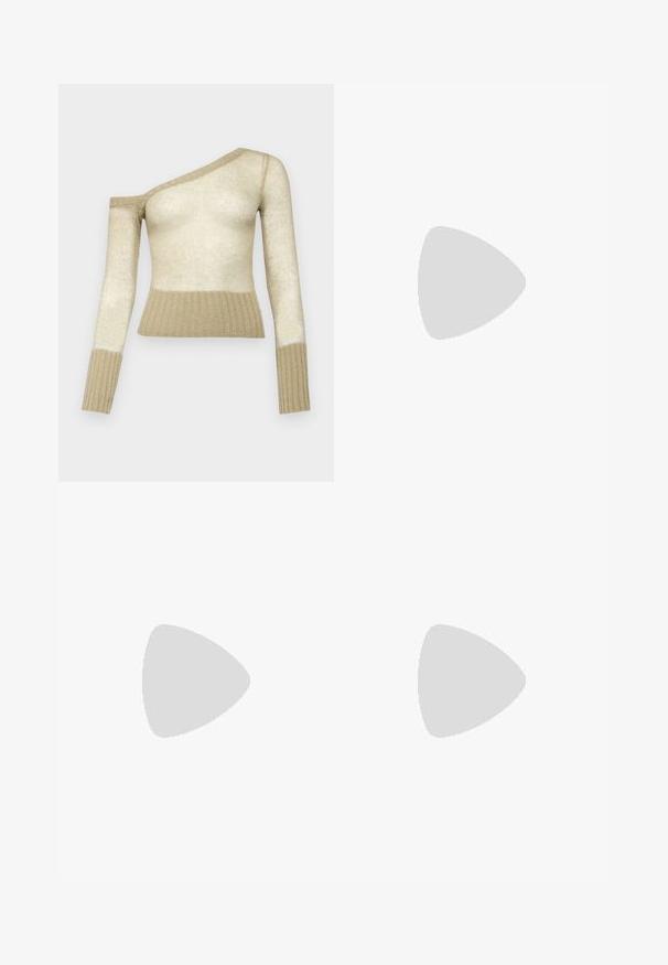 Beige schulterfreier Pullover mit langen, gerippten Ärmeln. Strukturierter Strickstoff, taillierte Passform, Farbverlauf von hellem zu dunklem Beige am Saum.; Himmelblaue hochtaillierte Schlagjeans mit vorderen und hinteren Taschen, Knopfverschluss und dezentem Verblassen an den Oberschenkeln und Säumen.; Schwarze, glänzende Knöchelstiefel mit dickem Profilsohle und abgerundeter Zehenform, Seitenansicht vor einem schlichten, hellgrauen Hintergrund.; Schwarze Lederhandtasche mit geschwungener Form, abnehmbarem Tragegurt und goldenen Beschlägen. Die Tasche verfügt über einen Deckel mit einer Schnallen-Details.