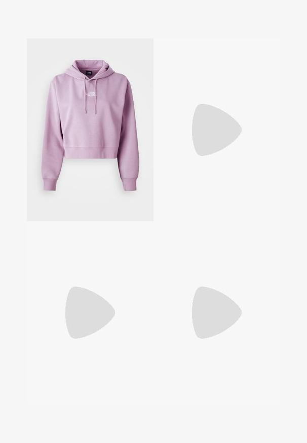 Kort hoodie i ljuslila, tillverkad av mjukt material. Har en framficka och justerbara snoddar, med vitt logotyp på bröstet.; Svart kjol i bomull, med knappstängning framtill, två stora fickor och rak silhuett. Slät textur.; Beiga sportskor med meshtopp, texturerade detaljer och gummisula. Har en framträdande logotyp på sidan och snörning.; Silverfärgade hoopörhängen med en slät, polerad yta. Rund form och säker klickstängning. Lättviktig design som passar för vardagligt bruk.