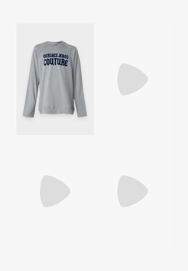 Gaišpelēka džemperis ar garām piedurknēm, ar tumši zilu "VERSACE JEANS COUTURE" logotipu drosmīgā uzrakstā uz krūtīm. Mīksta tekstūra.; Melnas, augstās vidukļa bikses ar platām kājām, izgatavotas no gludas auduma. Iezīmē priekšējās krokas un jostas cilpas. Minimalistisks dizains, bez redzamām detaļām.; Melnas austas slaidu kurpes ar gludu ādas akcentu augšpusē, apaļas formas purngalu un zemas profila gumijas zoli.; Melna ādas pleca soma ar teksturētu apdari, vāka aizdare, metāla piederumi un savietojams regulējams siksna.