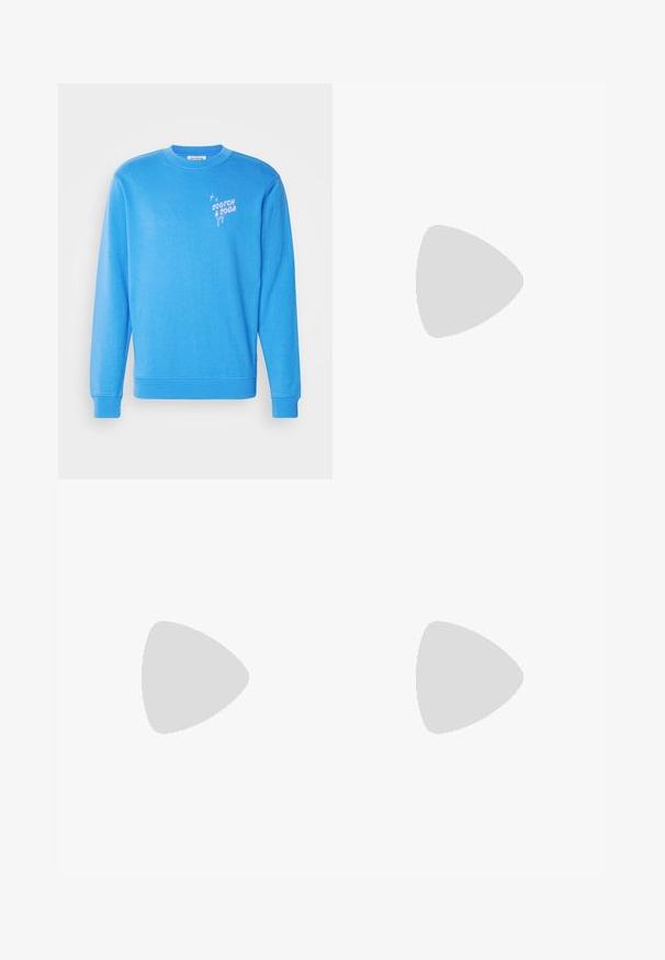Sudadera azul de tela suave, con mangas largas, cuello redondo y el logo "Scotch & Soda" en rosa en la parte delantera.; Pantalones de mezclilla gris claro con un diseño de pierna recta, estilo de cinco bolsillos y cierre de botón. Costuras visibles a lo largo de las costuras.; Zapatillas negras con un upper de ante y sintético, con tres rayas blancas, suela de goma texturizada y etiqueta de logo azul en la lengüeta.; Bolsa de deporte negra hecha de material sintético texturizado. Cuenta con dos asas y una correa de hombro ajustable. Diseño sencillo sin patrones visibles.