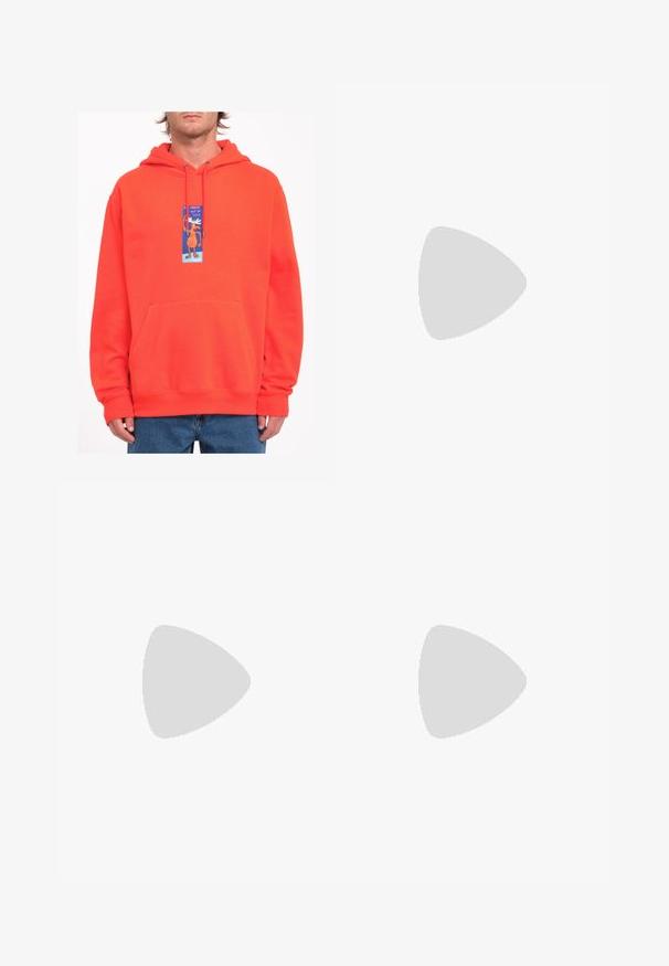 Un sweat à capuche orange avec une poche kangourou à l'avant, présentant une étiquette graphique bleue d'un élan en cartoon disant "moose out of life". Texture tricotée en machine.; Jean en denim bleu clair avec une coupe droite, présentant une taille mi-haute, cinq poches, et une fermeture à bouton et à fermeture éclair.; Mocassin en cuir noir avec un accent à frange, doté d'une semelle épaisse noire et d'une couture jaune le long du bord. Fini texturé.; Collier en métal argenté à trois couches présentant des chaînes flexibles et élégantes avec un léger éclat, sécurisé par un fermoir en forme de homard et une chaîne ajustable.