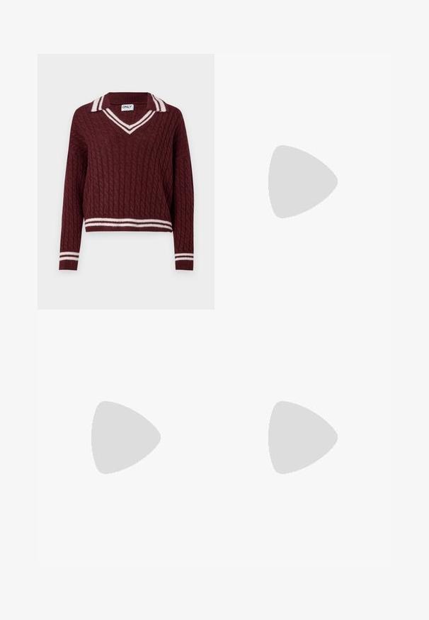 Maglione lavorato a maglia bordeaux con scollo a V e colletto a righe bianche. Presenta motivo a trecce e orlo e polsini a coste. Design di lunghezza croppata.; Pantaloni neri a plissé con vita elasticizzata. Presentano gamba ampia e un tessuto liscio e texture con strisce verticali.; Le scarpe da ginnastica nere e grigie presentano una tomaia in rete, suole spesse e lacci. Hanno una punta arrotondata e un dettaglio di ammortizzazione visibile.; Borsa nera con una forma curva, stile hobo, in tessuto testurizzato con borchie argentate. Manico superiore singolo, chiusura con zip e silhouette morbida.