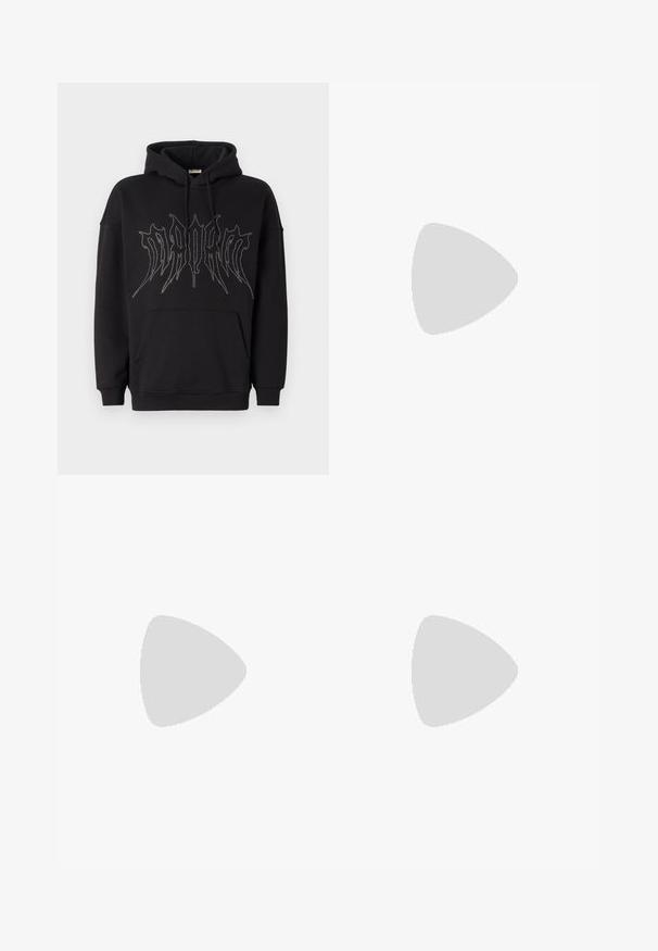 Sweatshirt cap cu glugă de culoare neagră, realizat dintr-un amestec de bumbac, având un grafic mare din strasuri pe față și un buzunar tip kangaroo. Textură moale.; Pantaloni de lounge gri din bumbac, cu un brâu elastic, șnur și două buzunare laterale; design cu picior drept, textură moale, fără modele.; Cizmă de gleznă din întoarsă de culoare bej, cu guler negru căptușit, ochiuri din metal auriu, detalii de cusătură albă și talpă din cauciuc robustă, cu un model pronunțat.; Ochelari de soare cu un cadru din plastic gri deschis, subțire, design înconjurător, lentile întunecate și o textură netedă. Prezintă un branding minim pe lateral.