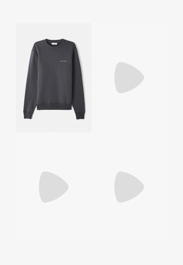 Tamno siv sweater od mekanog materijala, s dugim rukavima, okruglim izrezom i malim bijelim logom na prsima.; Bijela pamučna košulja dugih rukava s okruglim izrezom, bočnim prorezima pri dnu i glatkom teksturom, prikazana s leđa.; Svijetloplave traperice s ravnim nogavicama, pet džepova, zatvaranjem na gumb, minimalnim izbljeđivanjem i kontrastnim šavovima.; Bijela tenisica s glatkim kožnim gornjim dijelom i niskim profilom. Ima zaobljen vrh, šest rupica za vezanje i teksturiranu gumenu podlogu.