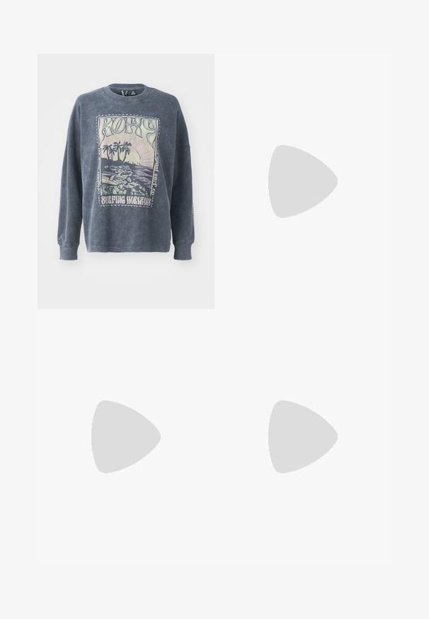 Donkerblauwe sweatshirt met ronde hals, lange mouwen en een grafische print die een strandscene weergeeft, met palmbomen en de tekst "Surfing Horizons."; Crème-kleurige zwembroek met een gestructureerd, geruit patroon, elastische tailleband en trekkoordsluiting. Middelste hoogte, niet gevoerd.; Witte canvas schoenen met een suède bovenkant, een band over de wreef en een stervormige zilveren accent. Gecombineerd met lichtroze geribde sokken.; Beige handtas gemaakt van zacht materiaal, met een slonzig ontwerp, gestikte details en twee schouderbanden. Geschikt voor dagelijks gebruik.