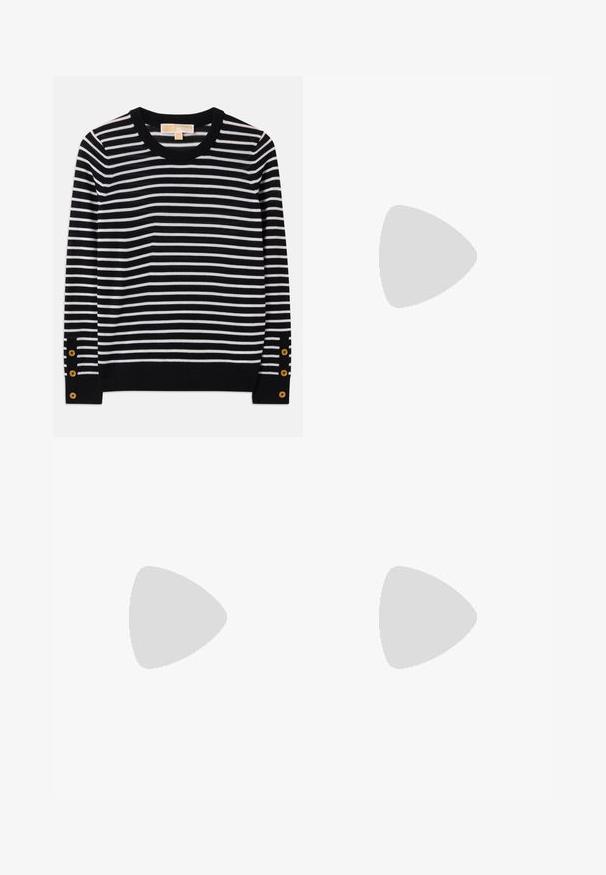 Gestreifter Pullover in Schwarz und Weiß mit rundem Ausschnitt, langen Ärmeln und goldenen Knopfdetails an den Ärmeln. Weiches Strickmaterial.; Schwarze, schmal zulaufende Hose aus elastischem Stoff, mit flachem Bund, seitlichen Taschen und einer glatten, matten Textur. Keine sichtbaren Verschlüsse.; Schwarzer Leder Slingback-Schuh mit spitzer Zehenform, kleinem Absatz und dekorativem Schnallen-Detail auf dem Obermaterial. Glatte Textur, minimalistisches Design.; Schwarze Leder-Umhängetasche mit zwei vorderen Taschen, goldenen Schnallen, Reißverschluss und einem schmalen Tragegurt. Texturierte Oberfläche und kompakte rechteckige Form.