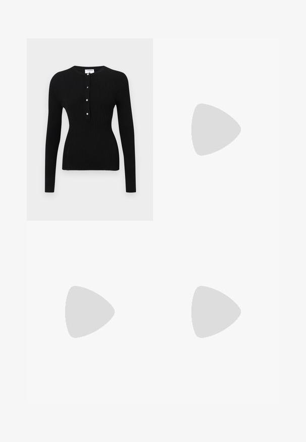 Schwarzes, langärmliges Ripp-Oberteil mit Rundhalsausschnitt und einer Knopfleiste mit silberfarbenen Knöpfen. Glatte Textur, taillierte Passform.; Dunkelblaue Schlagjeans mit hoher Taille, zwei Fronttaschen und zwei Knopfverschlüssen. Hergestellt aus Denim mit glatter Textur.; Schwarzer Knöchelstiefel aus glänzendem Material mit quadratischer Zehenform und verjüngtem Absatz, vor einem glänzenden silbernen gepolsterten Hintergrund.; Rote Wildleder Schultertasche mit einer curved Form. Verfügt über einen silberfarbenen Akzent und einen verstellbaren Trageriemen mit Hardware-Details. Glatte Textur.