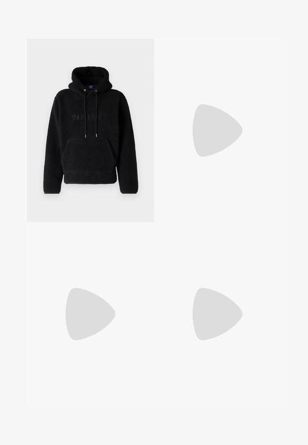 Zwarte fleece hoodie met een voorzak, verstelbare koordjes en reliëftekst. Zachte textuur met een ontspannen pasvorm.; Witte katoenen t-shirt met korte mouwen, ronde hals, relaxte pasvorm en zonder zichtbare logo's of patronen. Gladde textuur en minimalistisch ontwerp.; Zwarte joggingsbroeken van zachte stof, met een elastische tailleband met trekkoord, geribbelde boorden en een klein logo op de linker dij.; Nike sneakers hebben een bovenzijde van grijs suède en wit leer met perforaties, ronde veters en een gum zool voor grip.