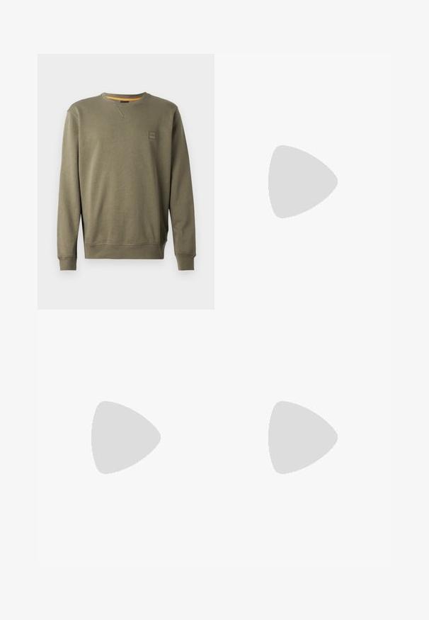 Olíva zöld pulóver puha pamut keverékből, kör alakú nyakkivágással, bordás mandzsettákkal és egy kis logóval a mellrészen.; Hosszú ujjú fehér pamut ing kerek nyakkivágással, az alján oldalsó hasítékokkal és sima textúrával, hátulról bemutatva.; Világoskék farmernadrág, egyenes szárú fazonnal, öt zsebbel, gombos záródással, minimális kopással és kontrasztos varrással.; Fehér sportcipő sima bőr felső résszel és alacsony profilsal. Kerek orr, hat fűzőlyuk és barázdált gumitalp jellemzi.