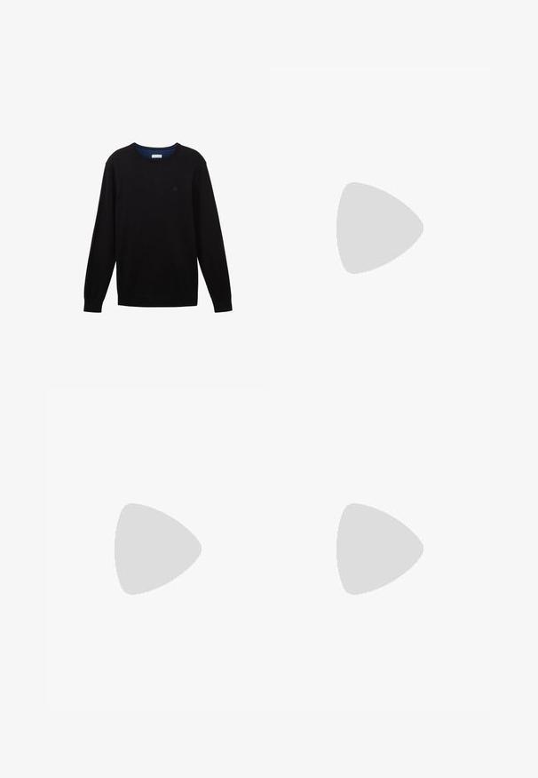 Czarny dziany sweter z długimi rękawami, ściągaczowym kołnierzem, mankietami i dolnym wykończeniem. Ozdobiony dyskretnym logo na piersi i niebieskim wykończeniem dekoltu od wewnątrz.; Czarne spodnie o prostym kroju, wykonane z gładkiego materiału. Posiadają zakładki z przodu i pojedyncze zapięcie na guziki w pasie.; Czarne skórzane sandały z krzyżującymi się paskami, regulowanym zapięciem, płaską podeszwą i gładką teksturą. Widok z boku.; Złototona metalowa zegarek z czarną tarczą, luminescencyjnymi znacznikami i trzema sub-tarczami. Posiada teksturowany pasek oraz logo "HILFIGER" na środku.