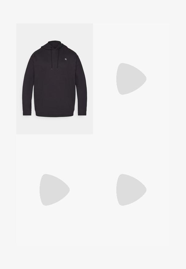 Calvin Klein Jeans Plus PLUS BOLD BACK REGULAR HOODIE - Mikina - black; Chudé džínsy v bledom šedom denime s obnosnými detailmi na kolenách, skombinované s bielymi teniskami. Hladká textúra, úzky strih.; Biele kožené tenisky s perforáciami, okrúhlou špičkou, plochou podrážkou a hrubými šnúrkami, pričom majú viditeľné logo swoosh a nápis "AIR" na päte.; Strieborné nerezové hodinky s modrým ciferníkom, kovovými hodinovými značkami a dátumovým oknom na 3. hodine. Vodotesné do hĺbky 50 metrov.