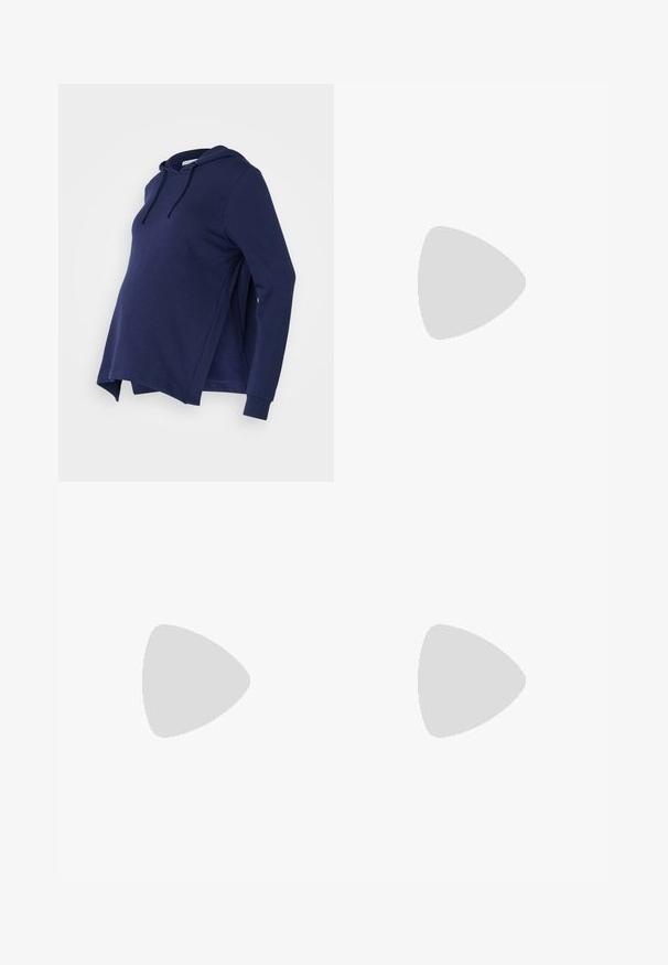 Sudadera de maternidad azul marino con bolsillo tipo canguro, mangas largas, capucha ajustable con cordón y aberturas laterales para mayor comodidad.; Pantalones negros, holgados y confeccionados con una tela suave, con un cinturón de lazo en la cintura, que presentan un diseño drapeado y una longitud recortada.; Sandalias metálicas plateadas con un diseño minimalista, que presentan tiras delgadas y una suela plana negra. Destacan los acentos de las correas cruzadas.; Bolso de hombro tejido en negro con una correa de cuero suave y cierre de cremallera. Presenta una superficie texturizada y una forma curvada.