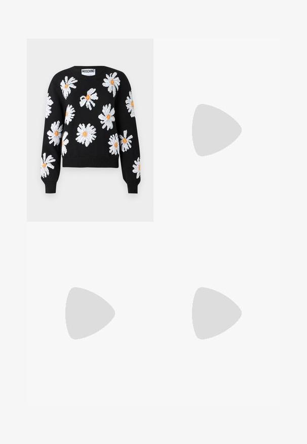 Schwarzer gestrickter Pullover mit weißen Gänseblümchen-Designs und orangenen Zentren. Gerippte Bündchen und Saum, runder Halsausschnitt und verkürzte Silhouette.; Weißes kurzgeschnittenes T-Shirt mit einem Grafikdesign eines Glases mit grünen Pflanzen. Schwarzer und blauer Text mit der Aufschrift "MOSCHINO JEANS" und Phrasen über Liebe und Frieden.; Hochbundige Straight-Leg-Jeans mit ausgewaschenem hellen und dunklen Denim-Waschung sowie klassischem Fünf-Taschen-Design.; Schwarzer Leder Slingback-Schuh mit spitzem Zehenbereich, quadratischem Absatz und verstellbarem Schnallenriemen. Glatte Oberfläche mit minimalistischem Design.