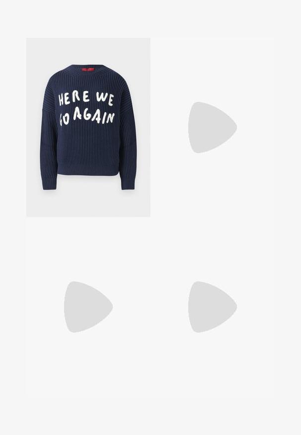 Navyfarbener, gerippter Strickpullover mit weiten Ärmeln und rundem Ausschnitt; verfügt über weiße Schriftzüge, die "HERE WE GO AGAIN" auf der Vorderseite anzeigen.; Schwarze, ausgestellte Jeans aus Denim, ausgestattet mit zwei Fronttaschen, einem Knopfverschluss und einer glatten Oberfläche. Signatur-Nähte an den Nähten sichtbar.; Paul Smith TOPANGA - Klassischer Ballerina - black; Braune Ledertasche mit Klappenverschluss, Beschlägen in Goldfarbe, einem Schultergurt und einer glatten Oberfläche. Kompakte rechteckige Form.