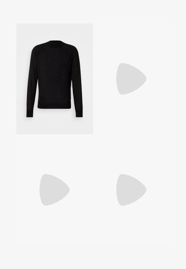 Schwarzer Pullover mit langen Ärmeln aus weichem Material, ausgestattet mit einem Rundhalsausschnitt, gerippten Bündchen und Raglanärmeln mit subtiler Struktur.; Schwarze Jeans mit geradem Bein, sichtbaren Nähten und einem Frontknopfverschluss. Enthält zwei Seitentaschen und zwei Gesäßtaschen.; Schwarze Lederloafer mit runder Zehenform, ausgestattet mit einem gesteppten Design, niedrigem Plattformsohle und einer strukturierten, genoppten Gummisohle.; Schwarze Duffel-Tasche aus strukturiertem Kunstmaterial. Verfügt über zwei Griffe und einen verstellbaren Schultergurt. Einfaches Design ohne sichtbare Muster.