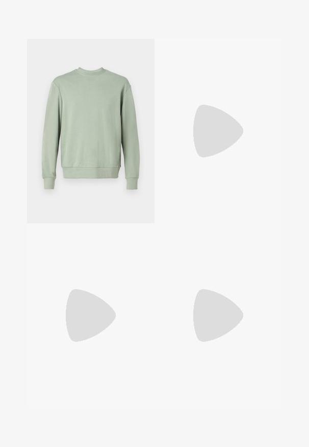 Grønn crewneck sweatshirt laget av mykt stoff med lange ermer, ribbede mansjetter og avslappet passform. Enkelt design uten mønstre eller detaljer.; Lys grå cargo bukser med sidelommer, elastiske ankelmanchetter og knaplukning. Laget av holdbart stoff med en glatt tekstur.; Hvite skinnsko med en glat overflate, rund tå, flate lisser og teksturert såle. Grå semsket innfelt ved hælen.; Sorte rektangulære solbriller med mørke linser. Blank ramme, rette armer med en liten bue. Minimalistisk design, uten utsmykning.